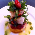 Gebratene Krevetten auf einer Tarte von „süssen Erdbeeren“ und Ruccola Salat