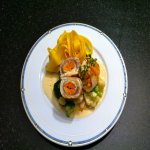 Mit Paprika gefüllter Wolfsbarsch auf Brokkoli und Blumenkohl mit Papardelle an einer Zitronen - Weissweinsauce