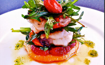 Gebratene Krevetten auf einer Tarte von „süßen Erdbeeren“ und Rucola-Salat
