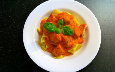 Papardelle mit gebratenem Lachs und Tomaten-Rahm-Sauce