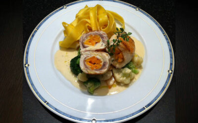 Mit Paprika gefüllter Wolfsbarsch auf Brokkoli und Blumenkohl mit Papardelle an einer Zitronen – Weissweinsauce