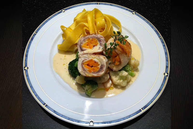 Mit Paprika gefüllter Wolfsbarsch auf Brokkoli und Blumenkohl mit Papardelle an einer Zitronen – Weissweinsauce