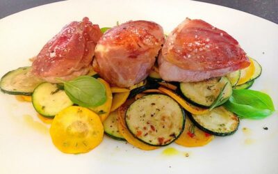 Low Carb Rezept – Gefülltes Schweinefilet auf Zucchettigemüse
