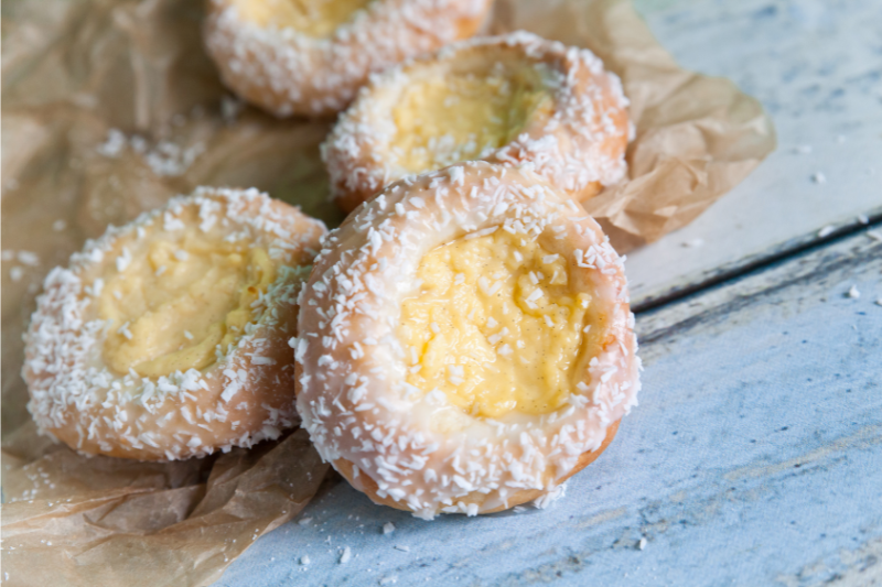Skoleboller Rezept I norwegische Hefebrötchen mit Cremefüllung Skoleboller Rezept I norwegische Hefebrötchen mit Cremefüllung